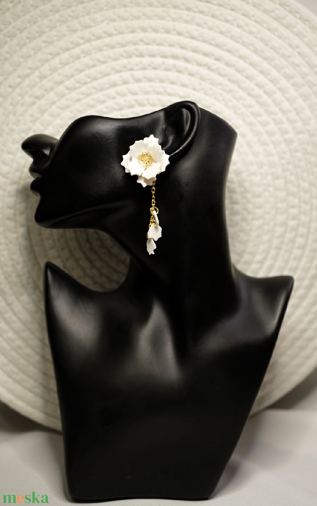 Fehér pipacs asszimetrikus lógós fülbevaló - esküvő - ékszer - fülbevaló - Meska.hu