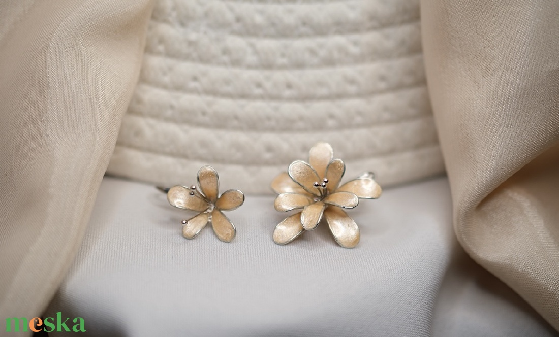 Bézs virág designer asszimetrikus fülbevaló - esküvő - ékszer - fülbevaló - Meska.hu