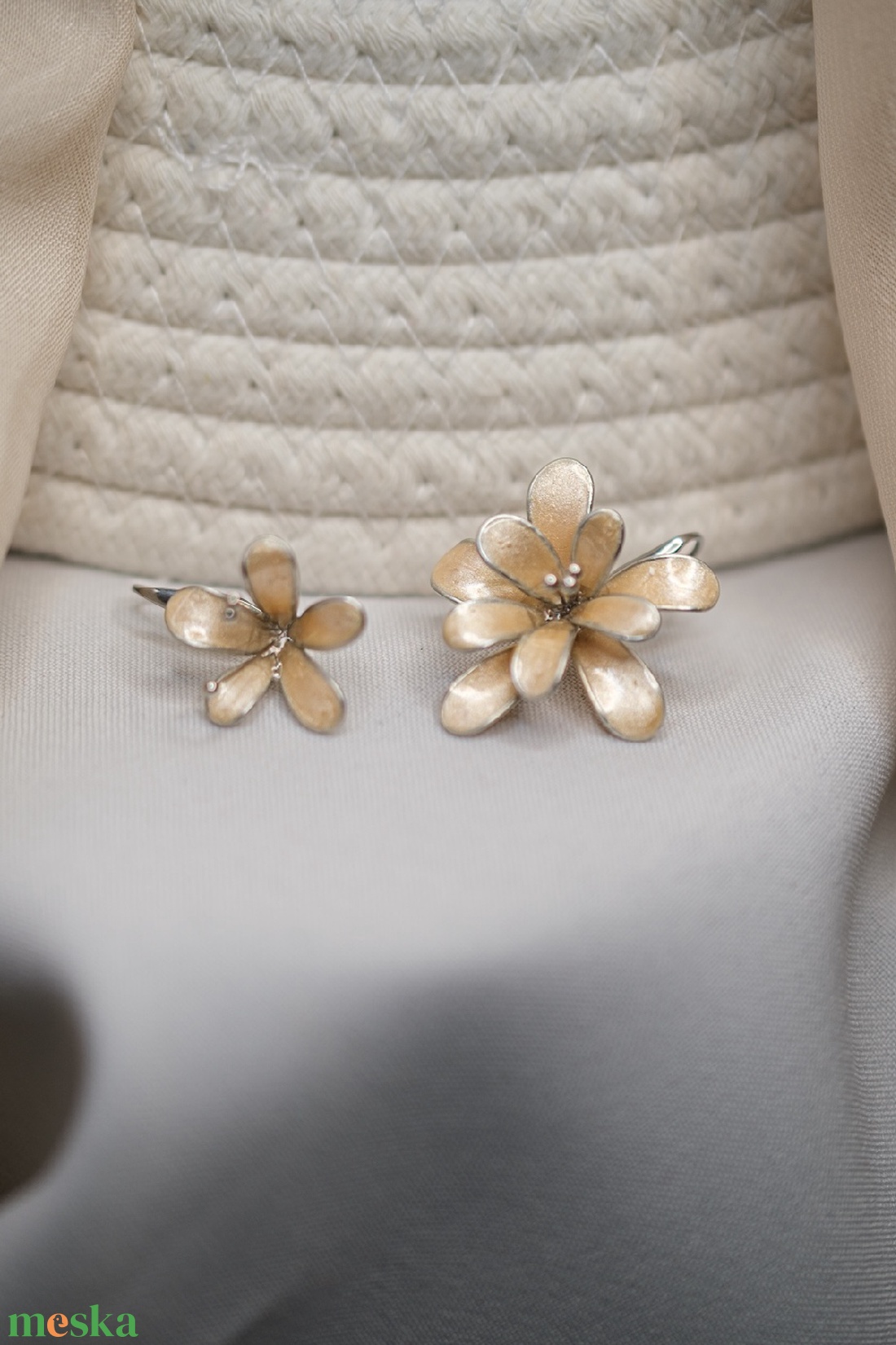 Bézs virág designer asszimetrikus fülbevaló - esküvő - ékszer - fülbevaló - Meska.hu