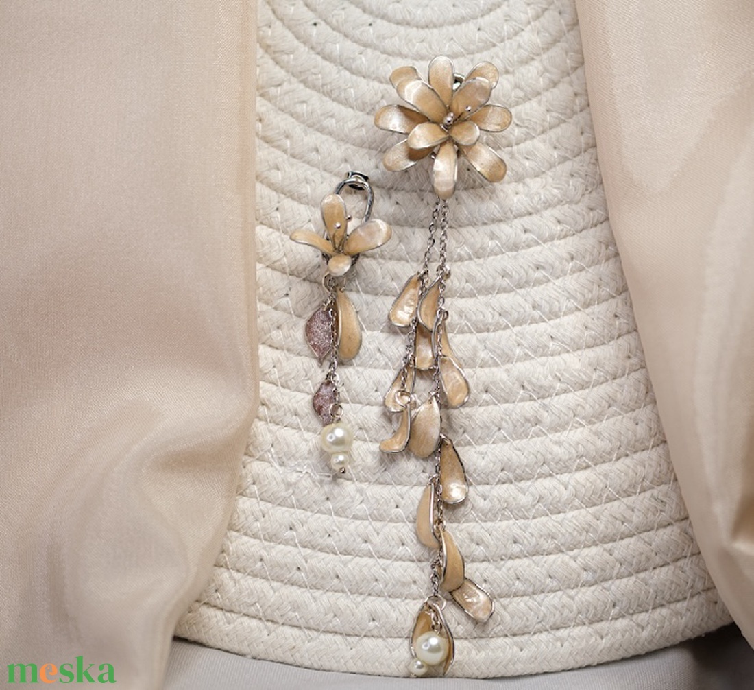 Bézs virágos designer fülbevaló - esküvő - ékszer - fülbevaló - Meska.hu