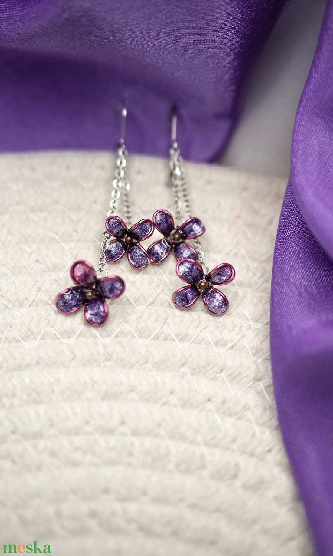 Lila csillogó virágos lógós fülbevaló - ékszer - fülbevaló - lógó fülbevaló - Meska.hu