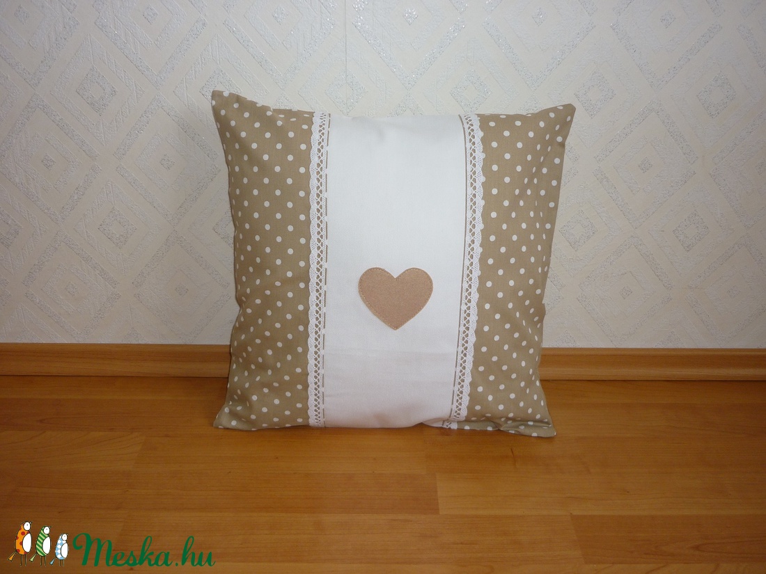 Barna alapú szivecskés párna - otthon & életmód - lakástextil - párna & párnahuzat - Meska.hu