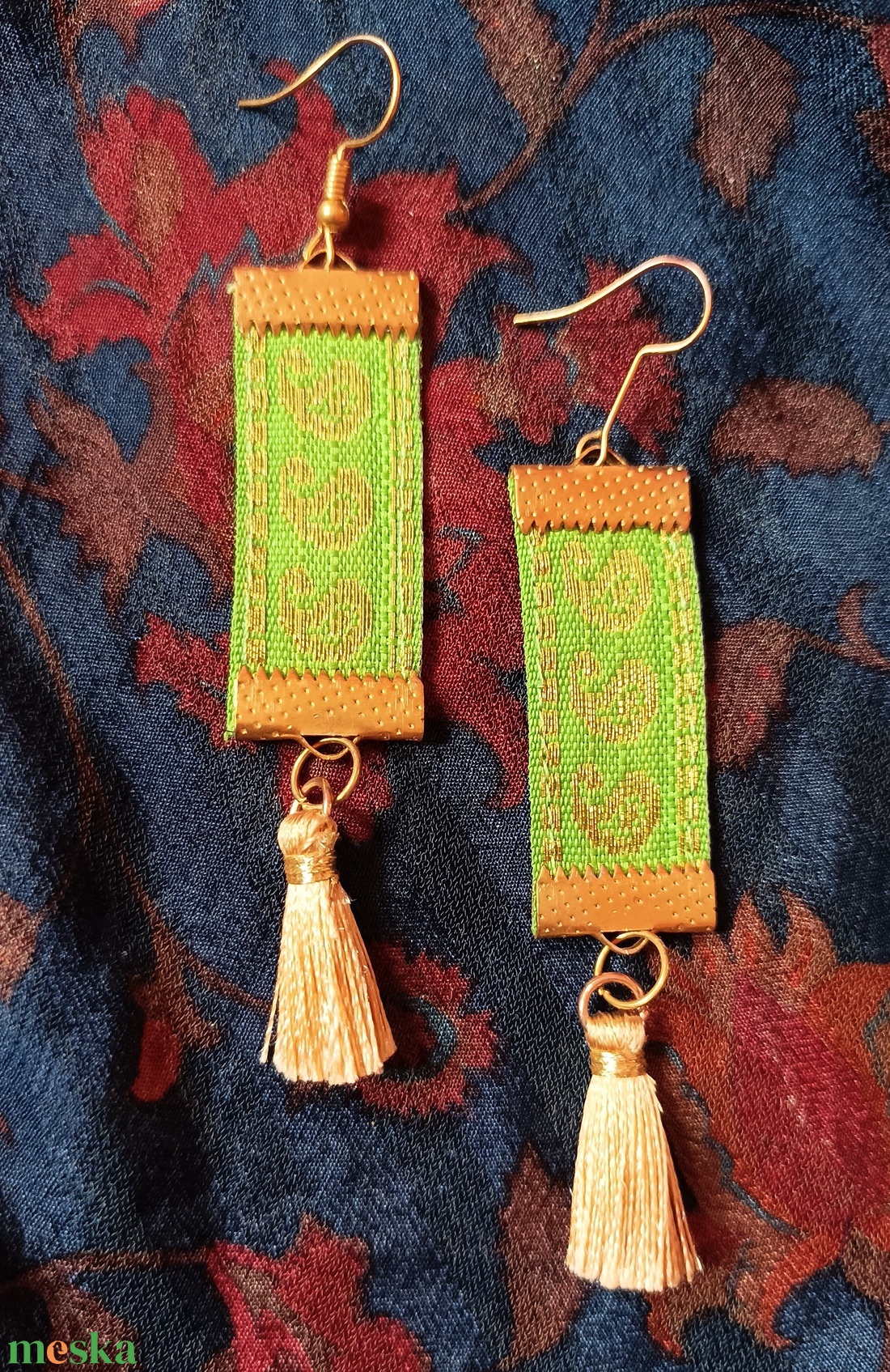 Zöld rojtos fülbevaló  - ékszer - fülbevaló - rojtos fülbevaló - Meska.hu