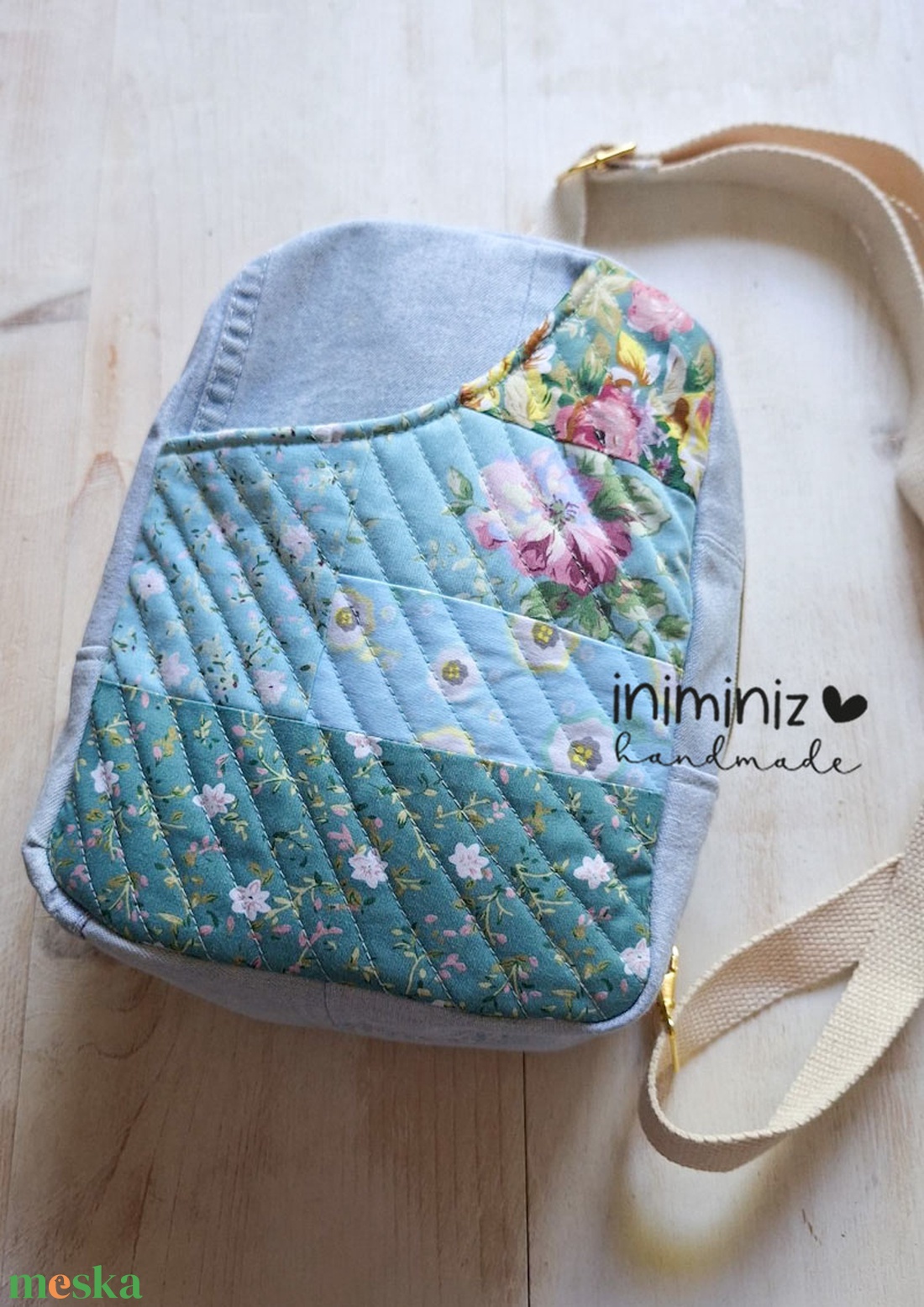 Mini sling bag - Újrahasznosított világos farmer patchwork blokkal az elején - táska & tok - kézitáska & válltáska - vállon átvethető táska - Meska.hu