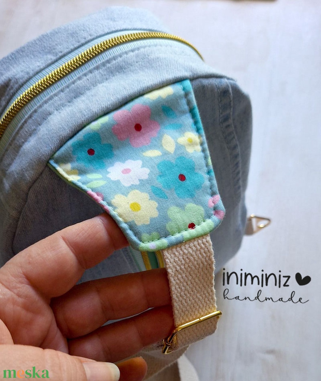 Mini sling bag - Újrahasznosított világos farmer patchwork blokkal az elején - táska & tok - kézitáska & válltáska - vállon átvethető táska - Meska.hu