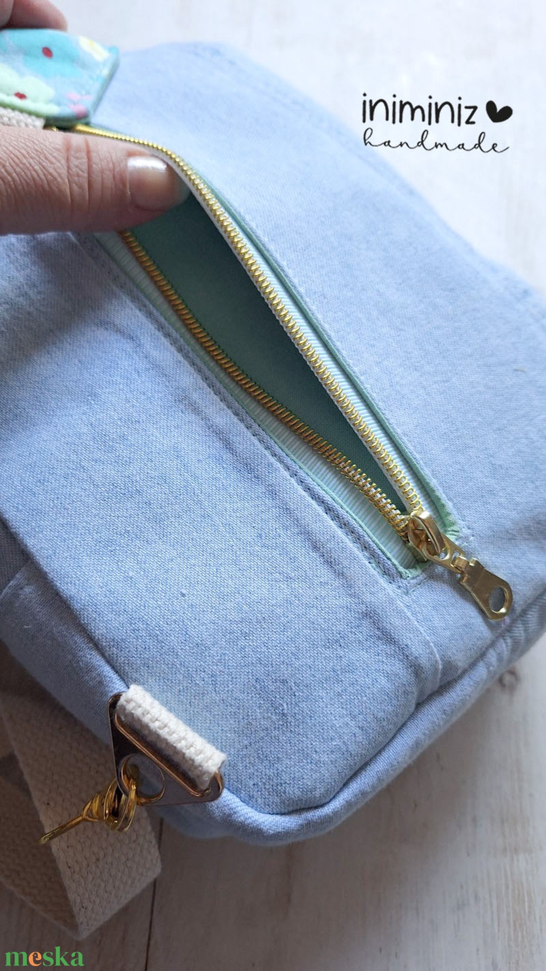 Mini sling bag - Újrahasznosított világos farmer patchwork blokkal az elején - táska & tok - kézitáska & válltáska - vállon átvethető táska - Meska.hu