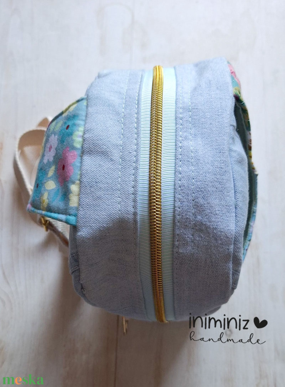 Mini sling bag - Újrahasznosított világos farmer patchwork blokkal az elején - táska & tok - kézitáska & válltáska - vállon átvethető táska - Meska.hu
