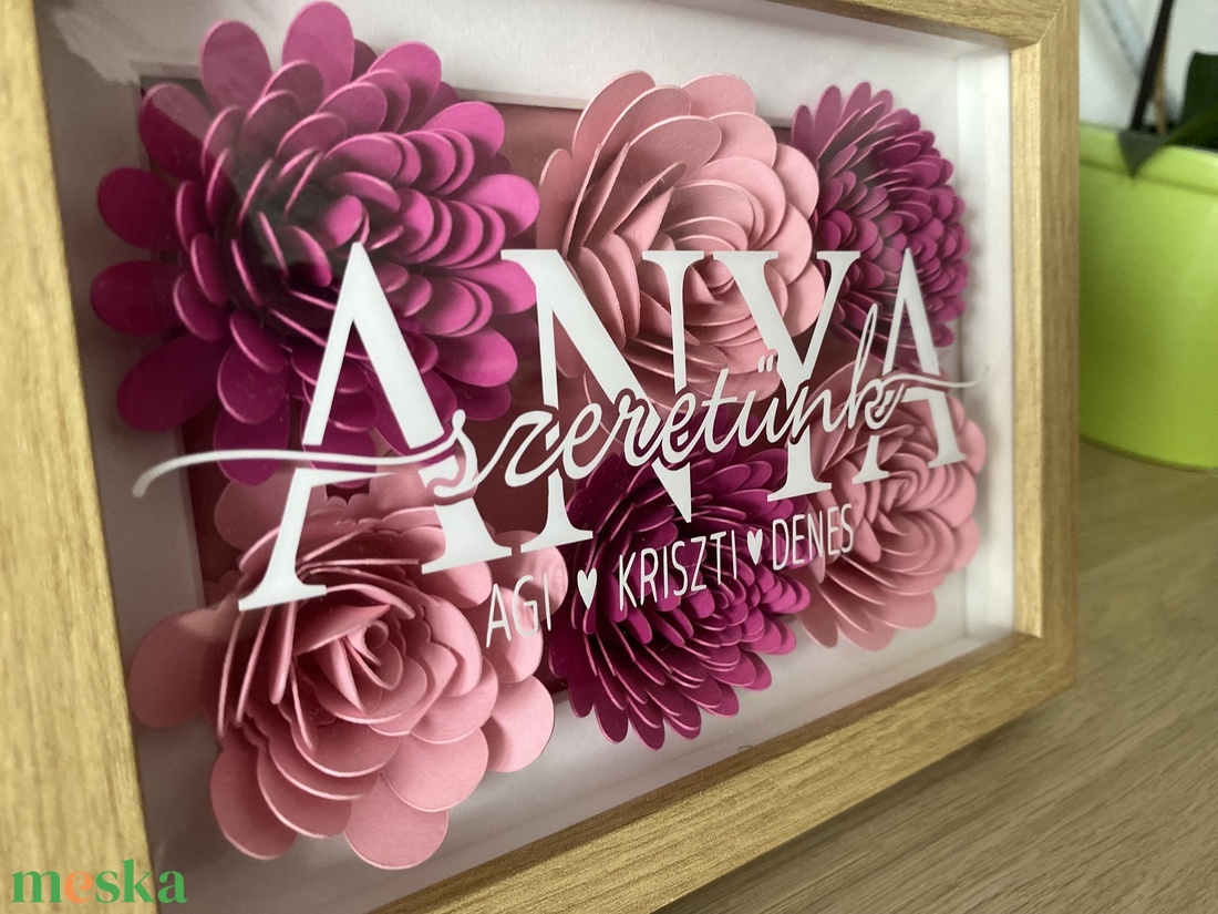 Kézzel készített papírvirágos shadow box - Anyukáknak egyedi felirattal - otthon & életmód - virágdekoráció - virágok - virágbox - Meska.hu