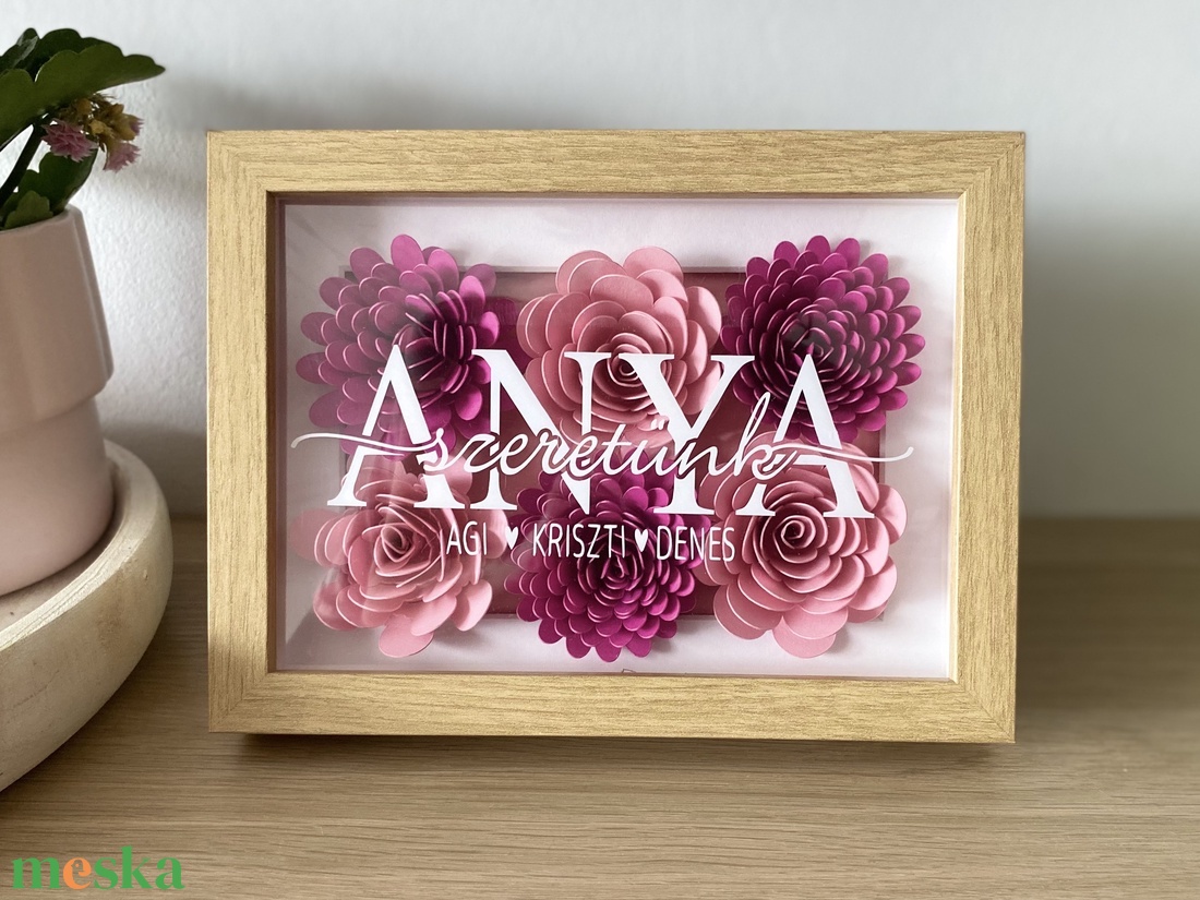 Kézzel készített papírvirágos shadow box - Anyukáknak egyedi felirattal - otthon & életmód - virágdekoráció - virágok - virágbox - Meska.hu