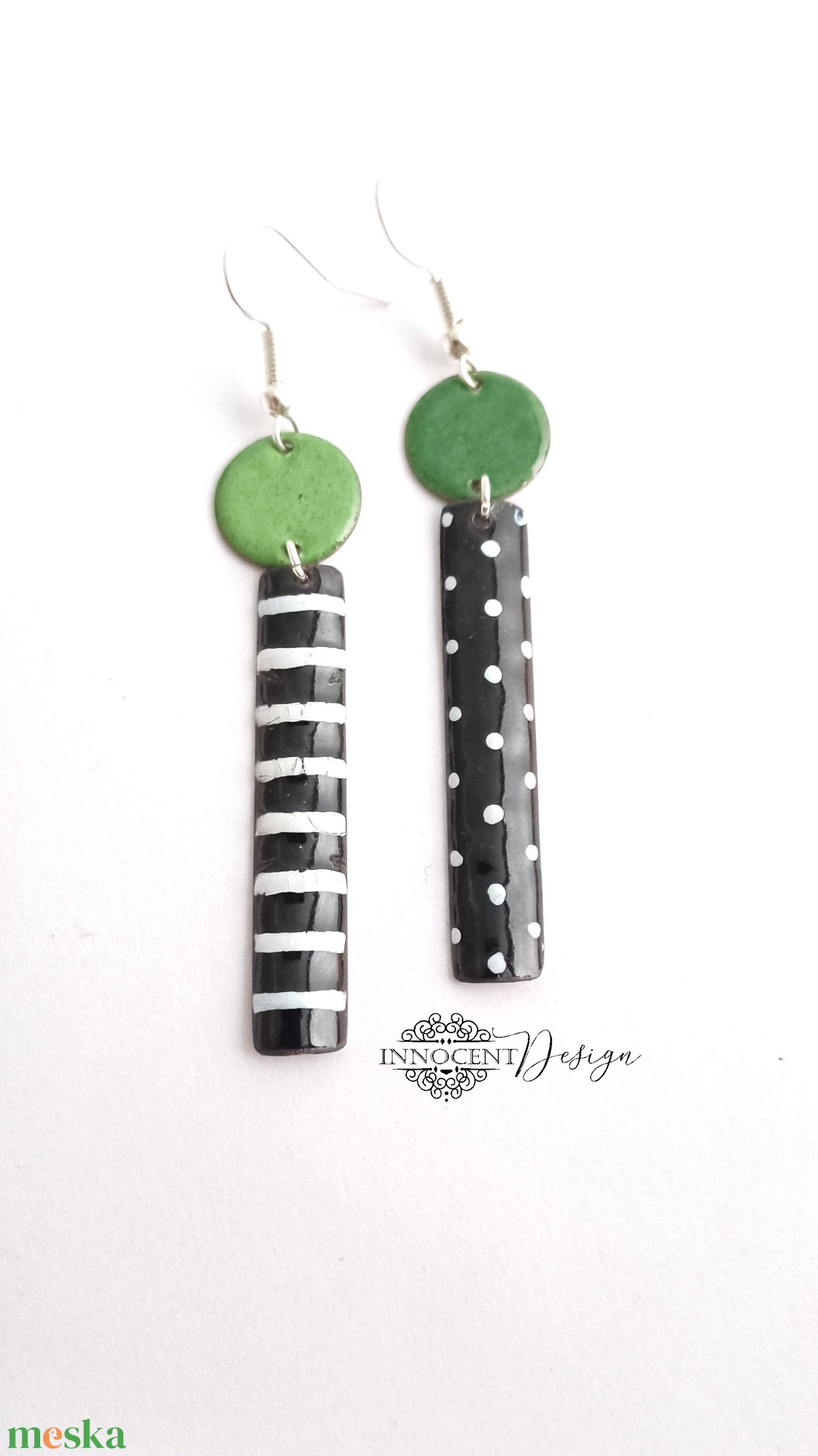 Dorothy - asszimetrikus tűzzománc fülbevaló - pöttyös - zöld-zöld-monokróm - ékszer - fülbevaló - lógó fülbevaló - Meska.hu