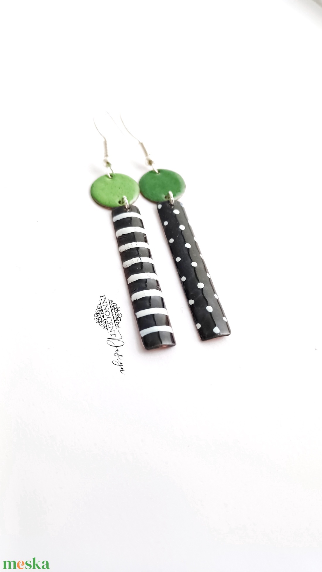 Dorothy - asszimetrikus tűzzománc fülbevaló - pöttyös - zöld-zöld-monokróm - ékszer - fülbevaló - lógó fülbevaló - Meska.hu