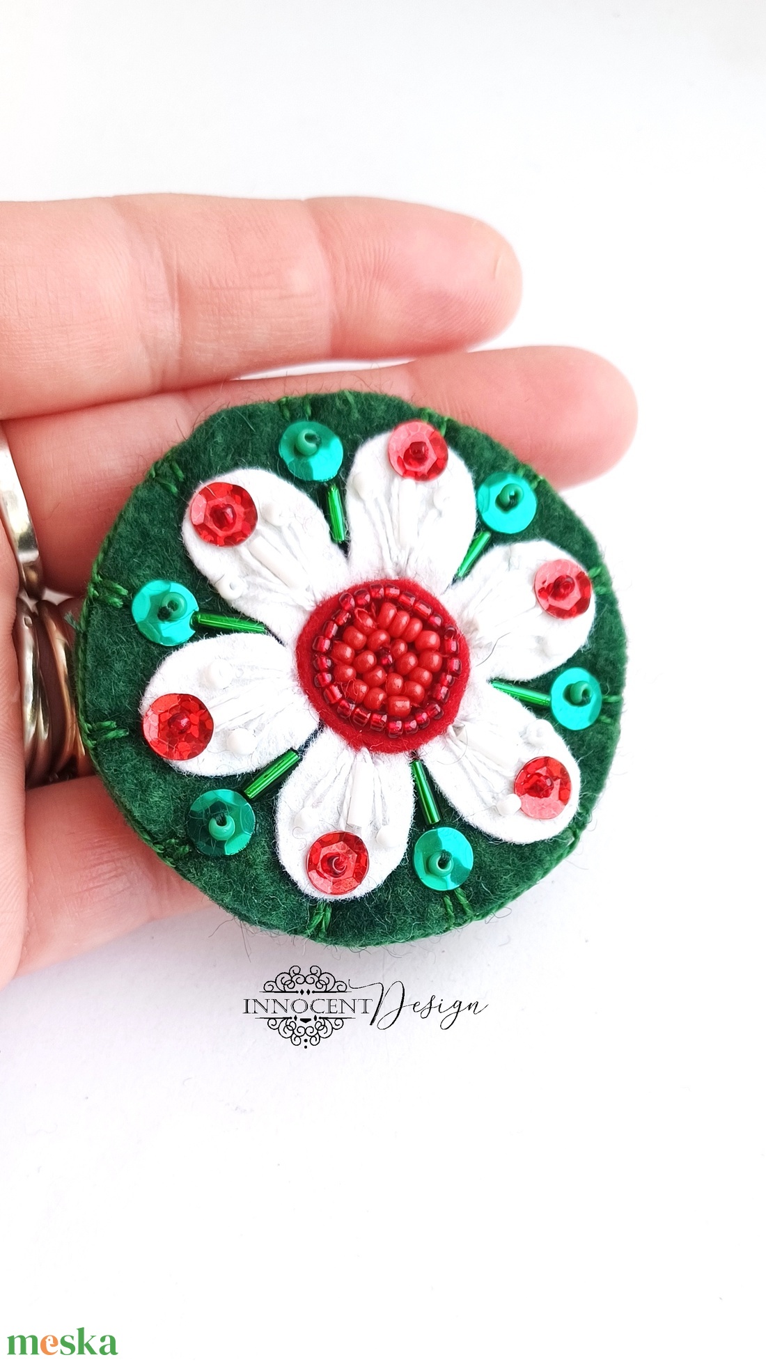 Kokárda - Fehér virágos - ékszer - kitűző és bross - kitűző - Meska.hu Kokárda - Fehér virágos - ékszer - kitűző és bross - kitűző - Meska.hu