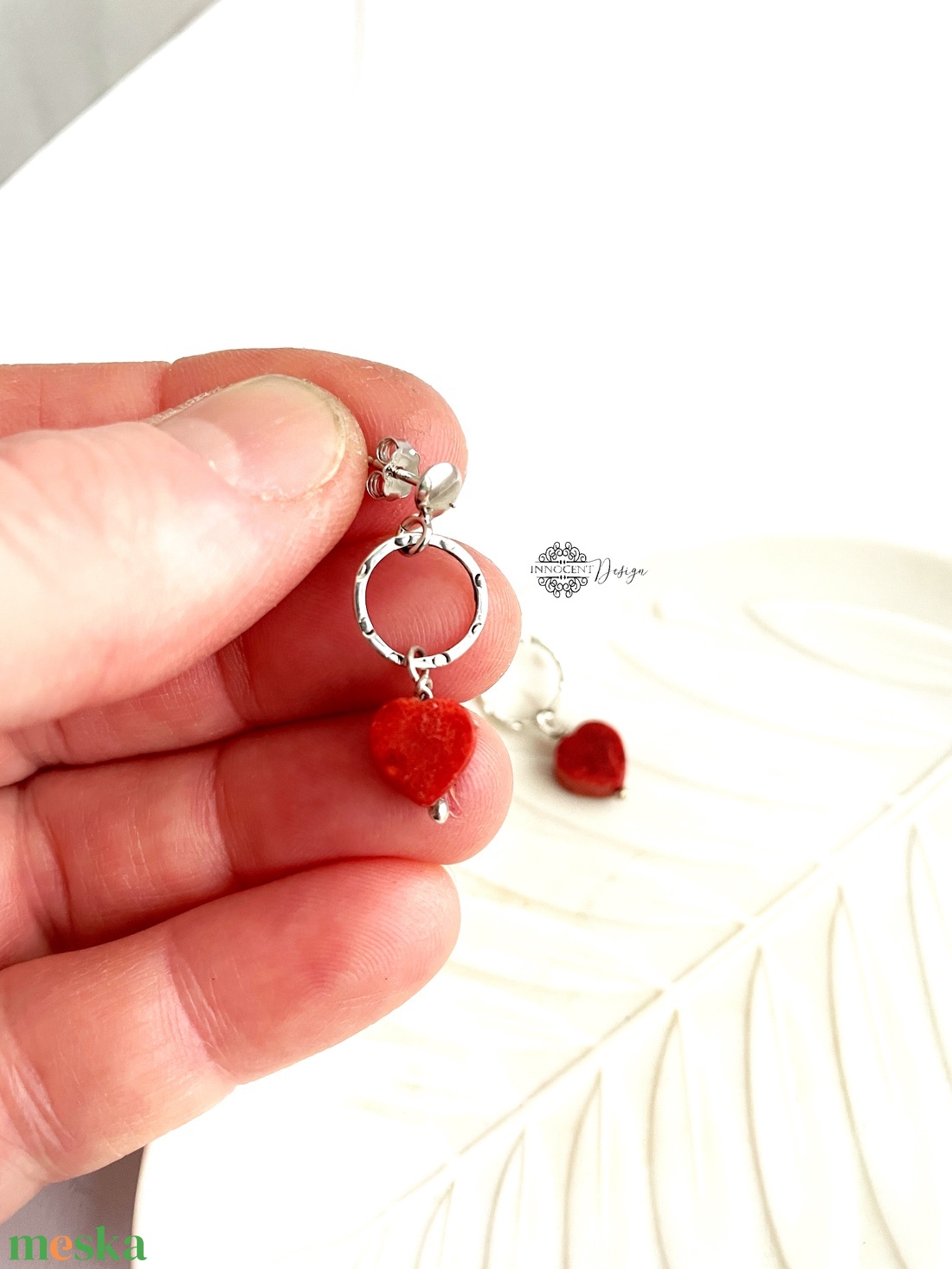 Ezüst fülbevaló korall szivecskével - ékszer - fülbevaló - lógós kerek fülbevaló - Meska.hu