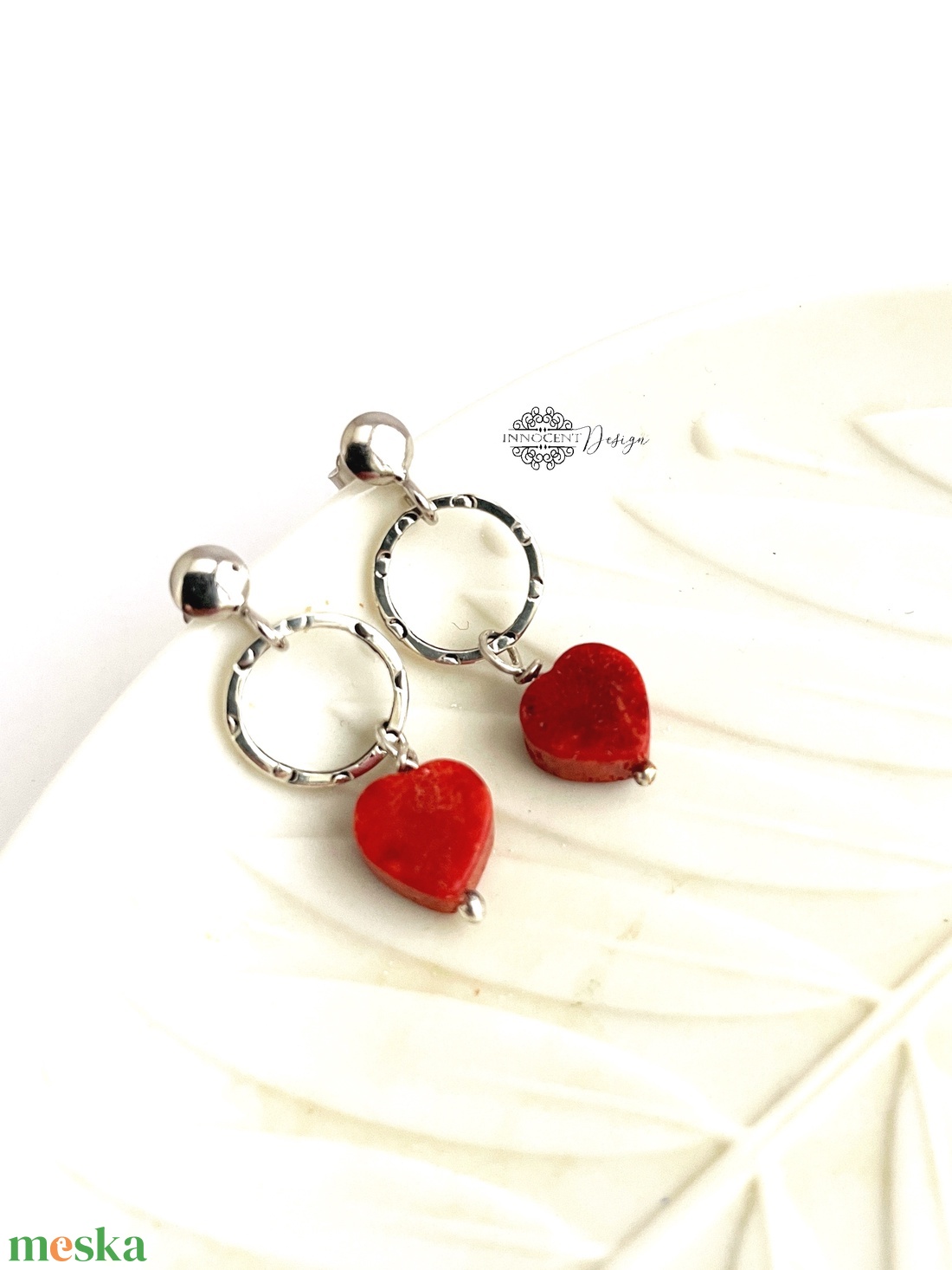 Ezüst fülbevaló korall szivecskével - ékszer - fülbevaló - lógós kerek fülbevaló - Meska.hu