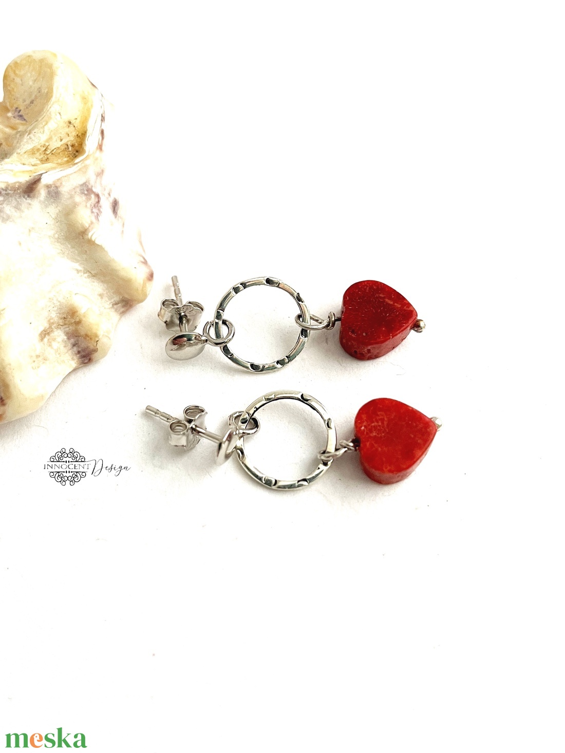 Ezüst fülbevaló korall szivecskével - ékszer - fülbevaló - lógós kerek fülbevaló - Meska.hu