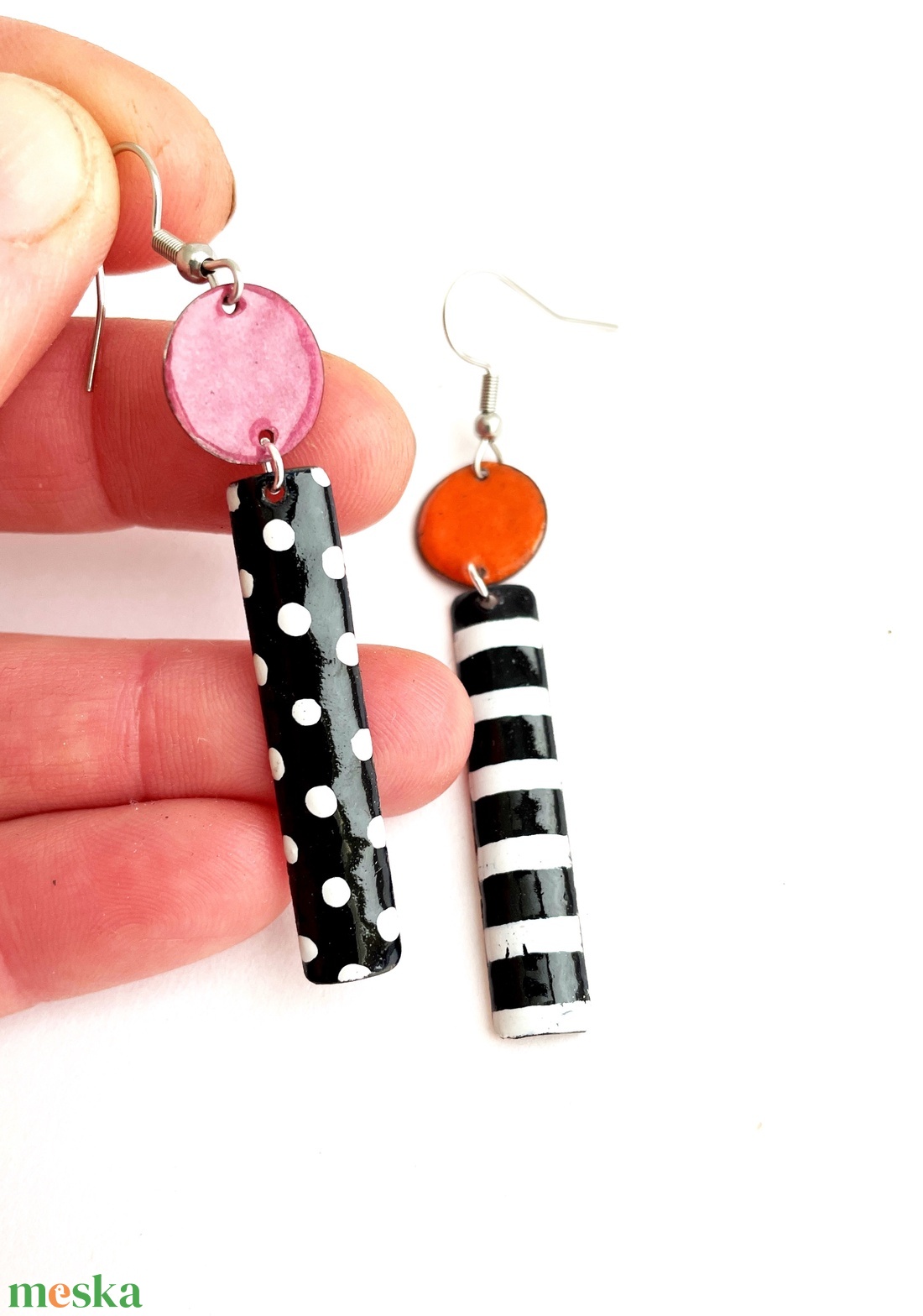 Dorothy - asszimetrikus tűzzománc fülbevaló - pöttyös/csíkos - lila- narancs - ékszer - fülbevaló - lógó fülbevaló - Meska.hu