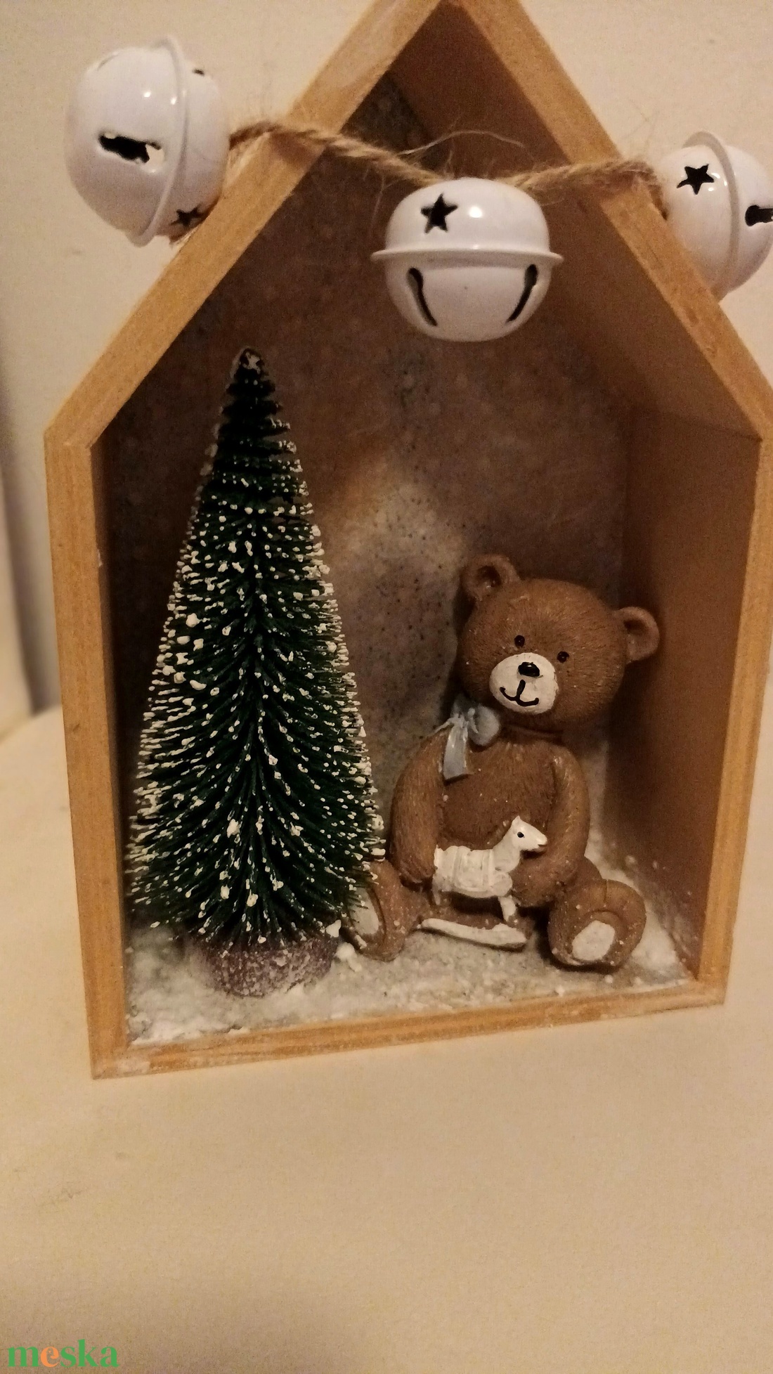 Mackó Karácsony Házikó, Diorama, fenyőfa - karácsony - karácsonyi lakásdekoráció - karácsonyi lakásdíszek - Meska.hu Mackó Karácsony Házikó, Diorama, fenyőfa - karácsony - karácsonyi lakásdekoráció - karácsonyi lakásdíszek - Meska.hu