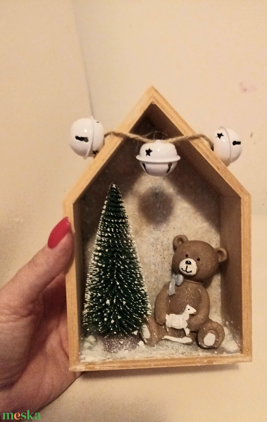 Mackó Karácsony Házikó, Diorama, fenyőfa - karácsony - karácsonyi lakásdekoráció - karácsonyi lakásdíszek - Meska.hu Mackó Karácsony Házikó, Diorama, fenyőfa - karácsony - karácsonyi lakásdekoráció - karácsonyi lakásdíszek - Meska.hu