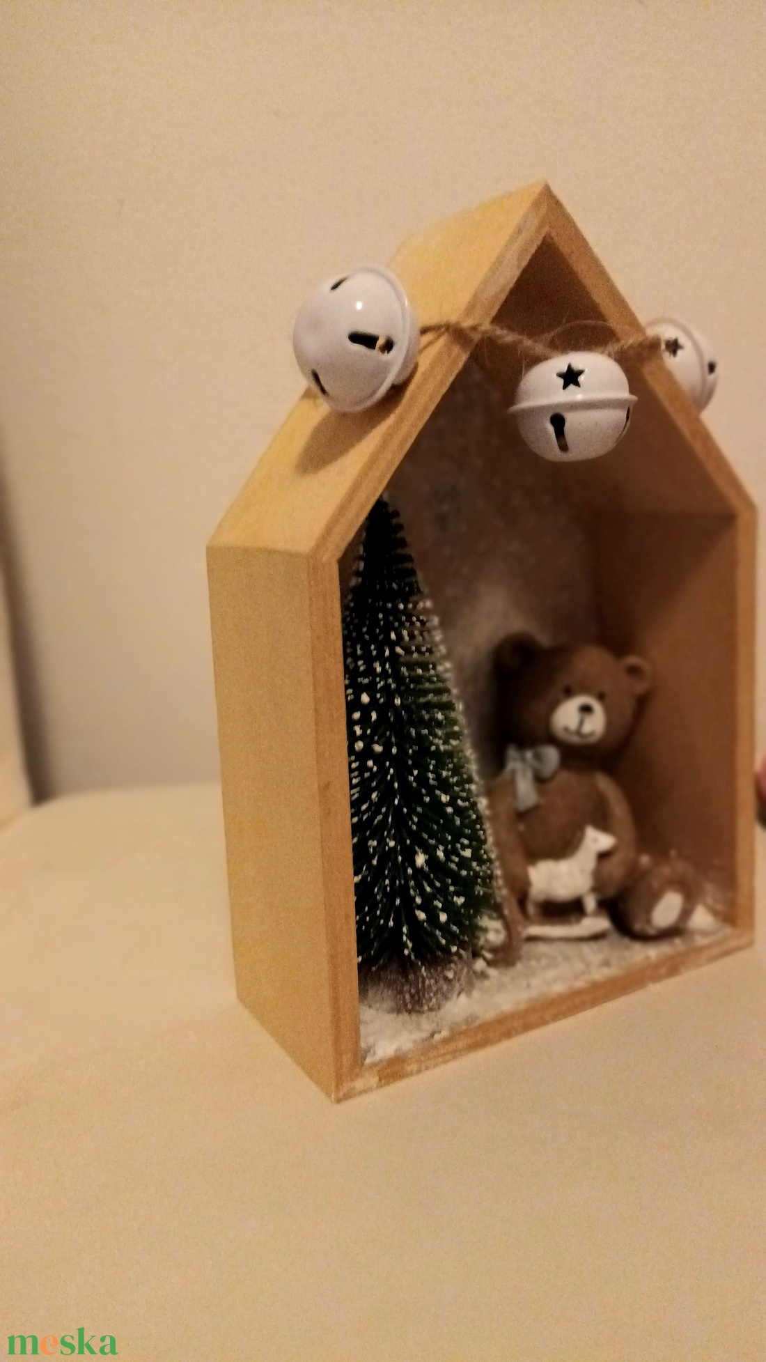 Mackó Karácsony Házikó, Diorama, fenyőfa - karácsony - karácsonyi lakásdekoráció - karácsonyi lakásdíszek - Meska.hu Mackó Karácsony Házikó, Diorama, fenyőfa - karácsony - karácsonyi lakásdekoráció - karácsonyi lakásdíszek - Meska.hu
