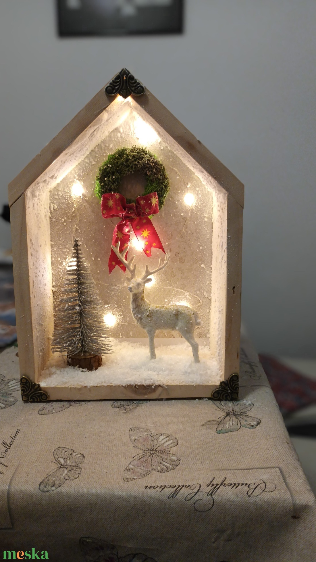Rénszarvas, karácsonyi szarvas, téli házikó, karácsonyi fény, diorama, ünnepi havas táj, házikó - karácsony - karácsonyi lakásdekoráció - karácsonyi fénydekoráció - Meska.hu