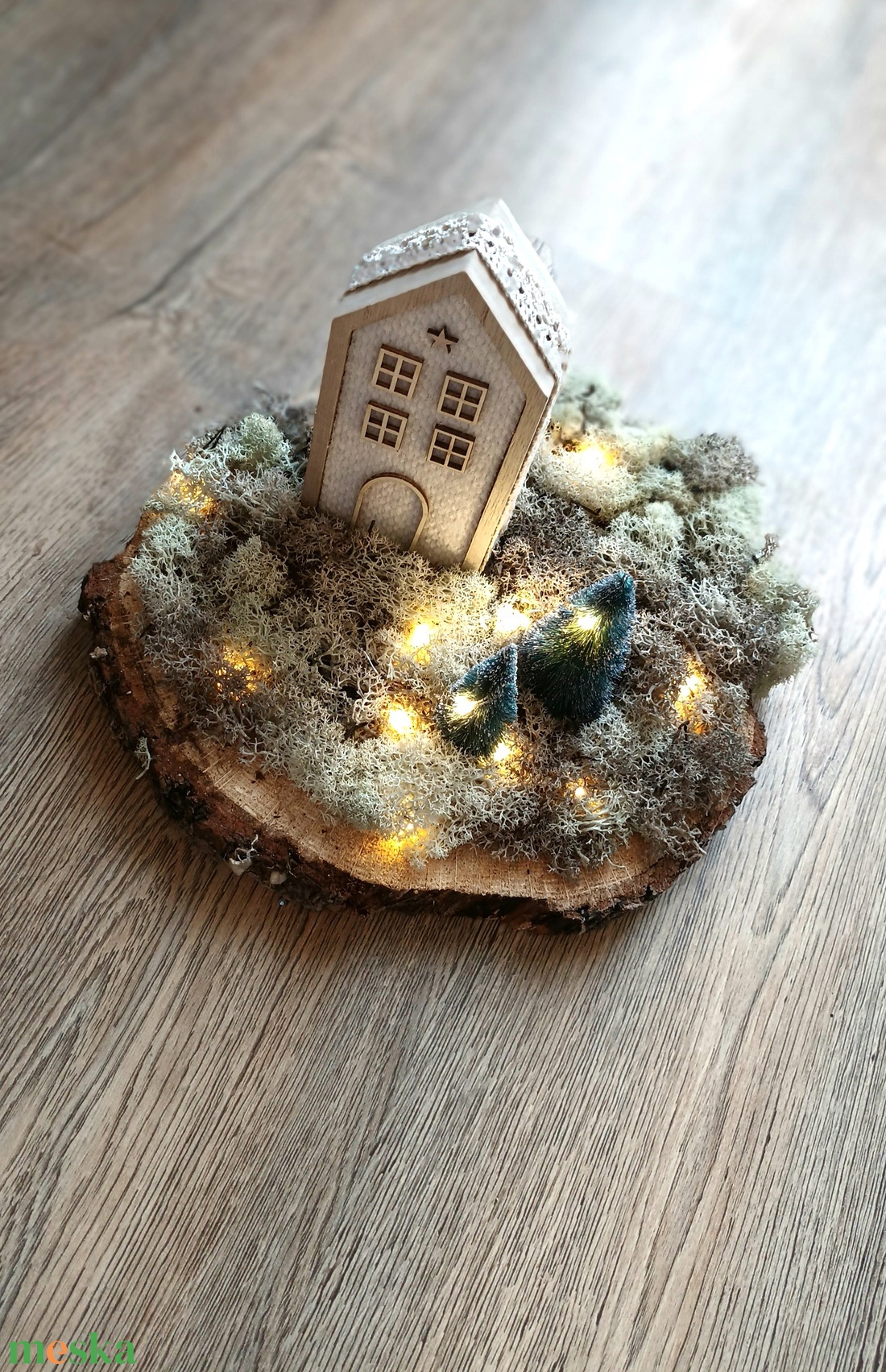 Házikó és zuzmó asztaldísz, diorama, éjjeli fény - karácsony - karácsonyi lakásdekoráció - karácsonyi falu, házikó - Meska.hu