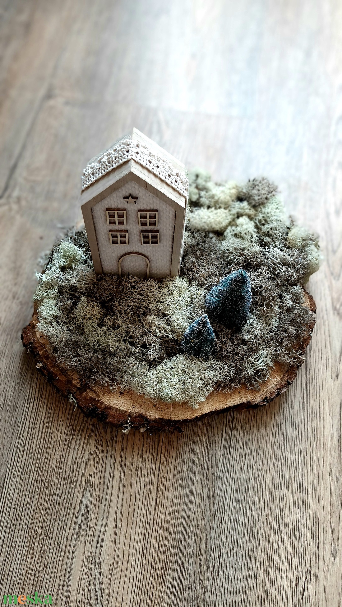Házikó és zuzmó asztaldísz, diorama, éjjeli fény - karácsony - karácsonyi lakásdekoráció - karácsonyi falu, házikó - Meska.hu