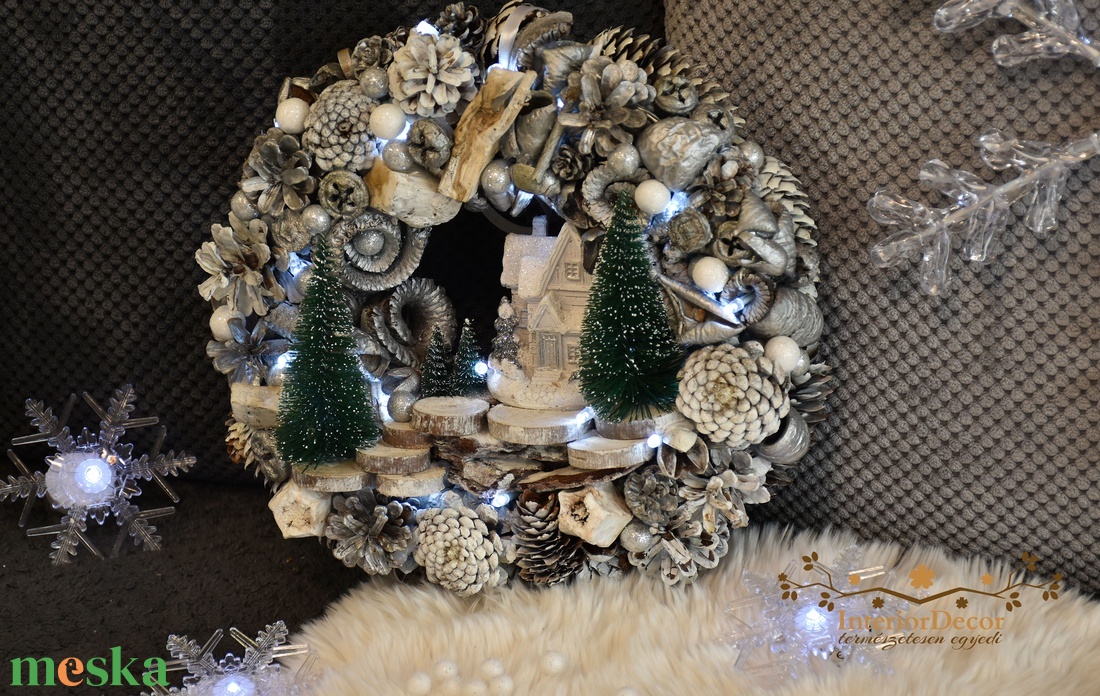 Fehér-ezüst házas világítós koszorú - karácsony - adventi díszek - adventi ajtódísz - Meska.hu