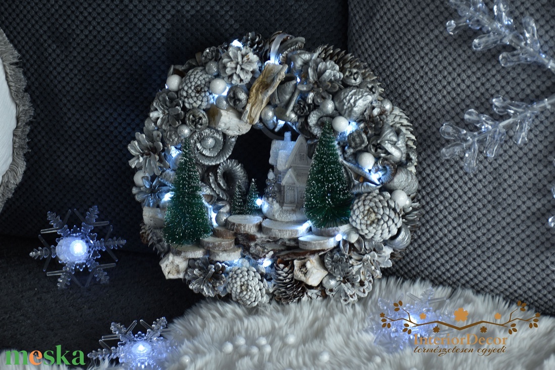 Fehér-ezüst házas világítós koszorú - karácsony - adventi díszek - adventi ajtódísz - Meska.hu