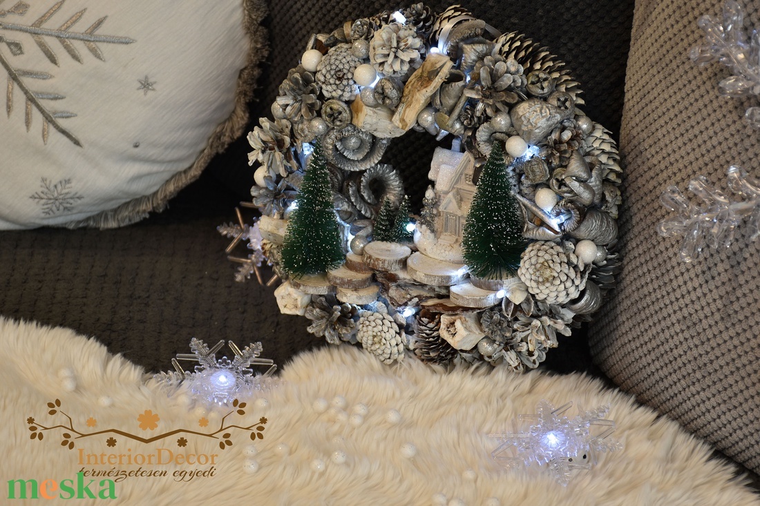 Fehér-ezüst házas világítós koszorú - karácsony - adventi díszek - adventi ajtódísz - Meska.hu