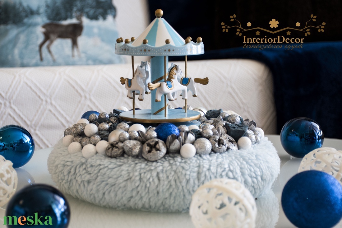 Világoskék asztali koszorú zenélő körhintával - karácsony - adventi díszek - adventi gyertyadíszek és koszorúdíszek - Meska.hu