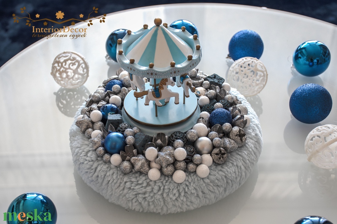 Világoskék asztali koszorú zenélő körhintával - karácsony - adventi díszek - adventi gyertyadíszek és koszorúdíszek - Meska.hu