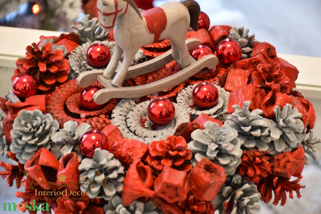 Hintalovas piros-szürke világítós asztali koszorú - karácsony - adventi díszek - adventi gyertyadíszek és koszorúdíszek - Meska.hu