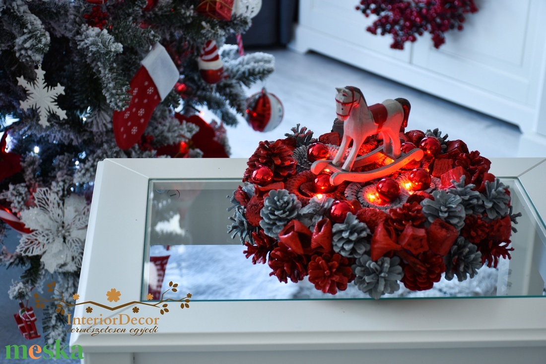 Hintalovas piros-szürke világítós asztali koszorú - karácsony - adventi díszek - adventi gyertyadíszek és koszorúdíszek - Meska.hu
