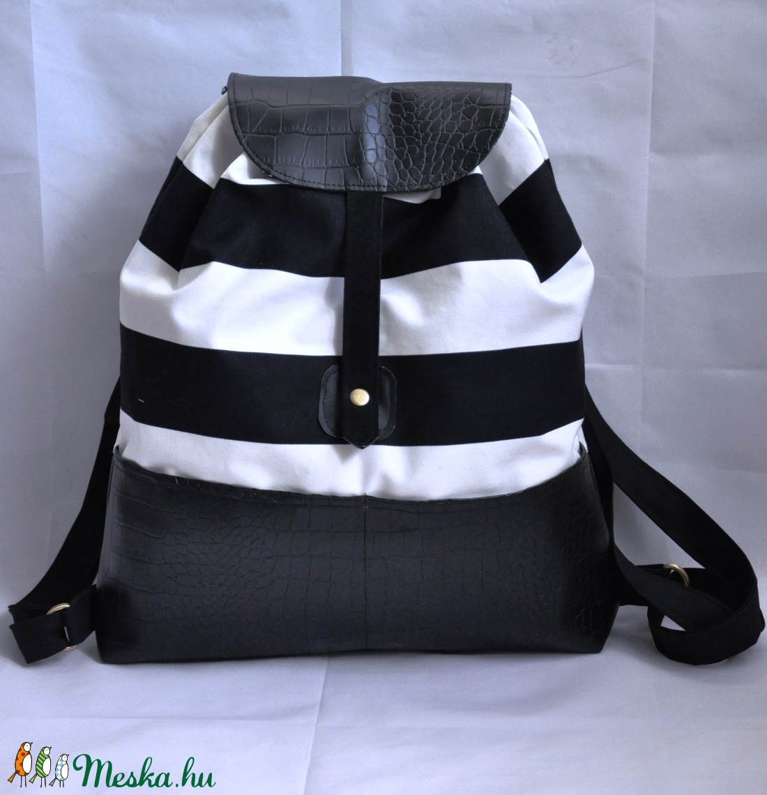 Fekete-fehér csíkos hátizsák, elöl két zsebbel -  - Meska.hu