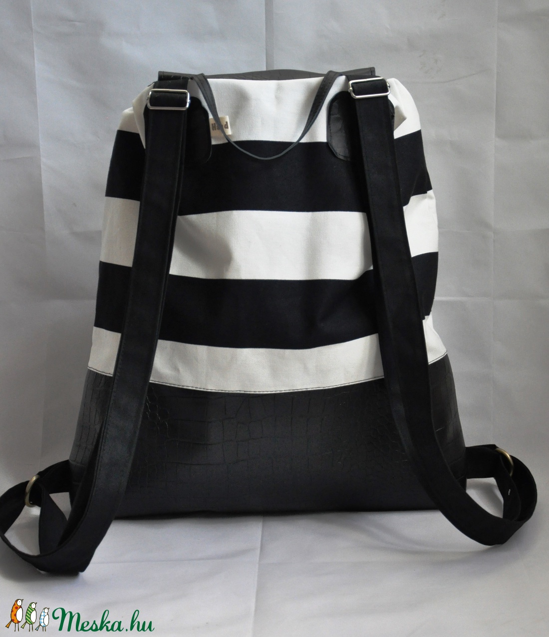 Fekete-fehér csíkos hátizsák, elöl két zsebbel -  - Meska.hu