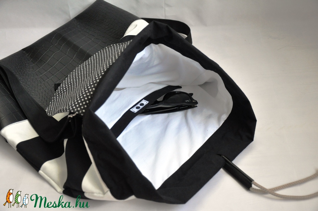 Fekete-fehér csíkos hátizsák, elöl két zsebbel -  - Meska.hu