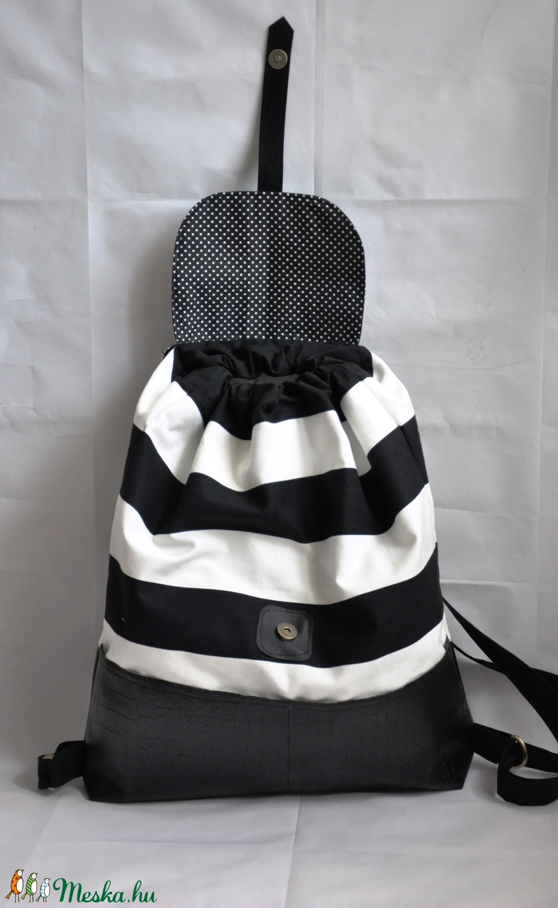 Fekete-fehér csíkos hátizsák, elöl két zsebbel -  - Meska.hu