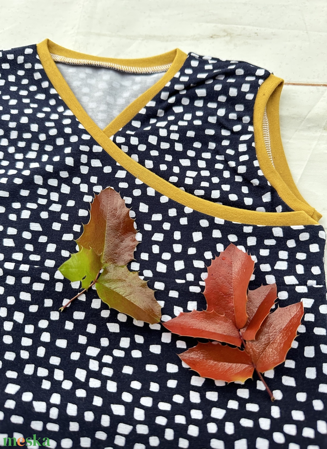 Bebújós gyermek mellény 80-86 - sötétkék alapon pöttyös - ruha & divat - gyerekruha - gyerek mellény - Meska.hu