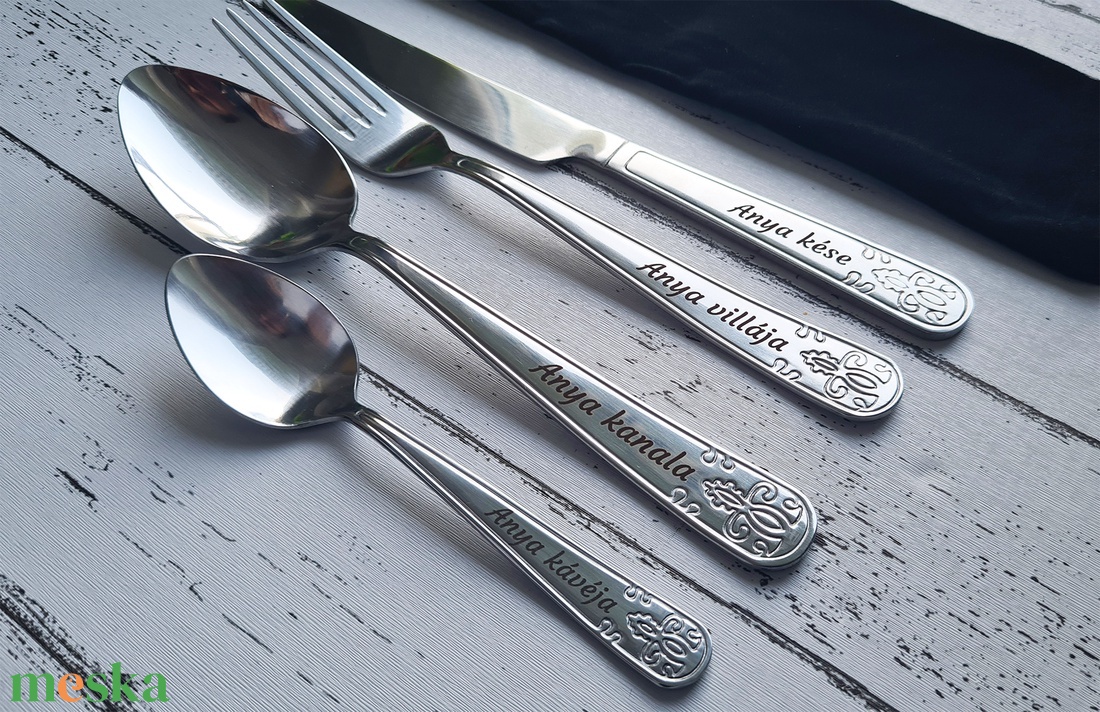 Gravírozott evőeszköz készlet Anyának � szülőköszöntő ajándék bársony ajándéktasakban, egyedi üzenettel - esküvő - emlék & ajándék - szülőköszöntő ajándék - Meska.hu