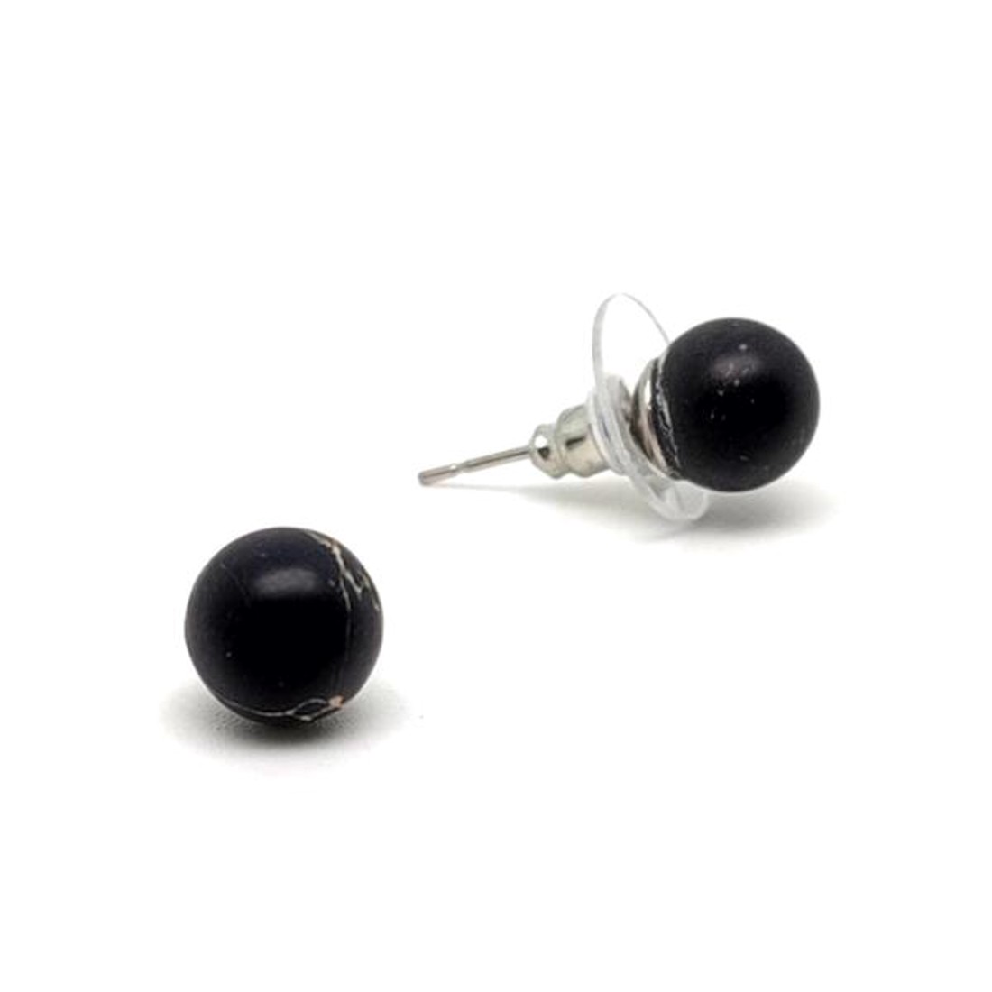 Fülbevaló golyó szinezett fekete regalit 8-8,5mm - ékszer - fülbevaló - pötty fülbevaló - Meska.hu Fülbevaló golyó szinezett fekete regalit 8-8,5mm - ékszer - fülbevaló - pötty fülbevaló - Meska.hu