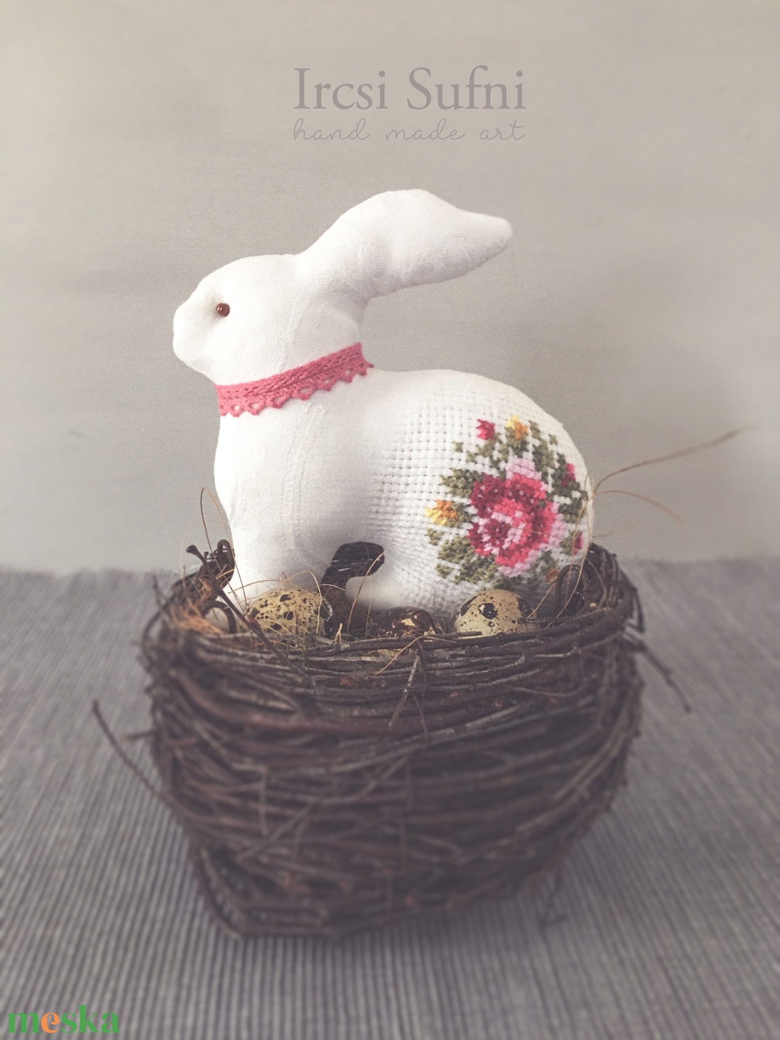 Hímzett tavaszi nyuszi - rózsaszín nyakdísszel - otthon & életmód - dekoráció - dísztárgy - Meska.hu Hímzett tavaszi nyuszi - rózsaszín nyakdísszel - otthon & életmód - dekoráció - dísztárgy - Meska.hu