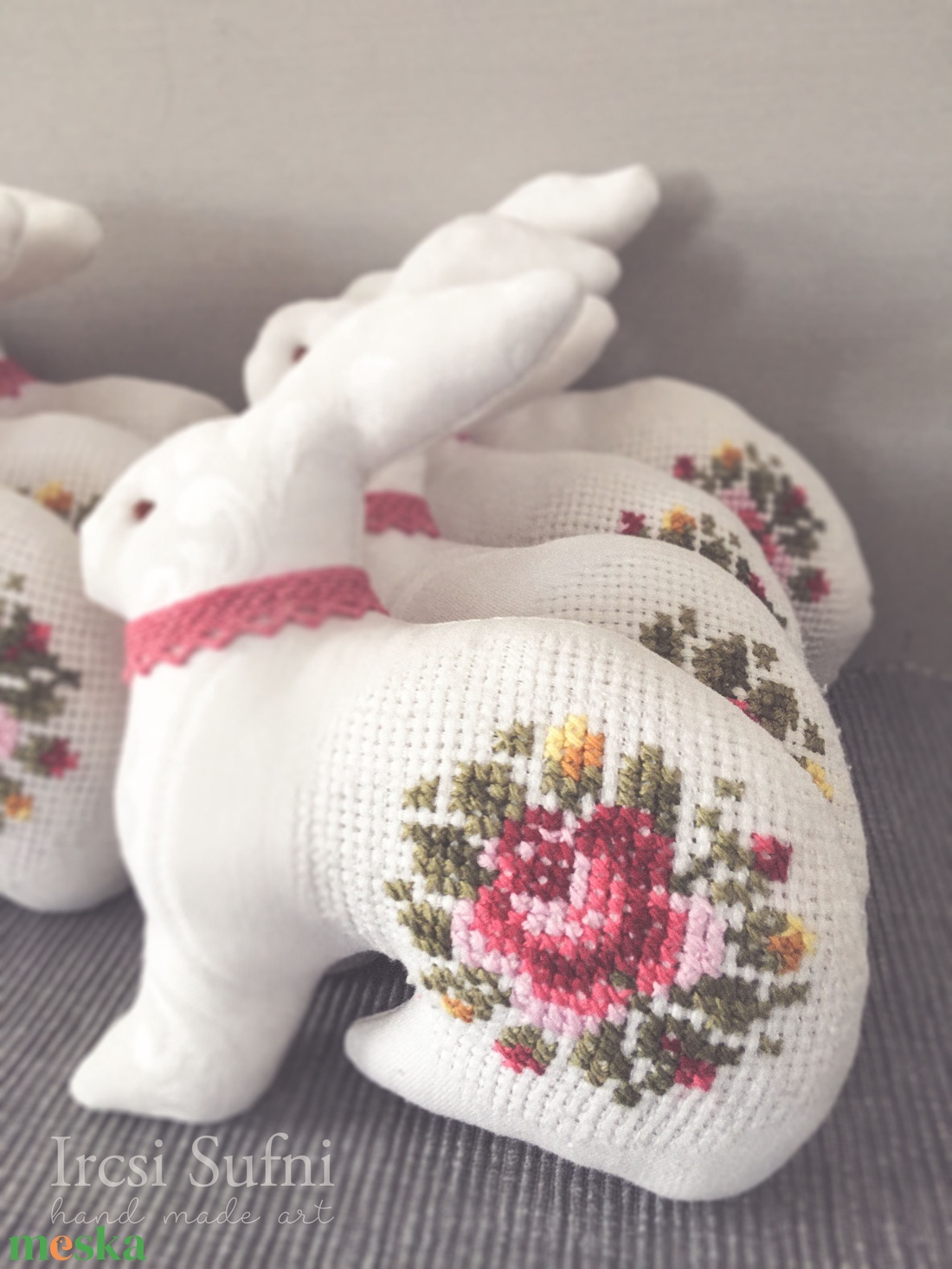 Hímzett tavaszi nyuszi - rózsaszín nyakdísszel - otthon & életmód - dekoráció - dísztárgy - Meska.hu Hímzett tavaszi nyuszi - rózsaszín nyakdísszel - otthon & életmód - dekoráció - dísztárgy - Meska.hu