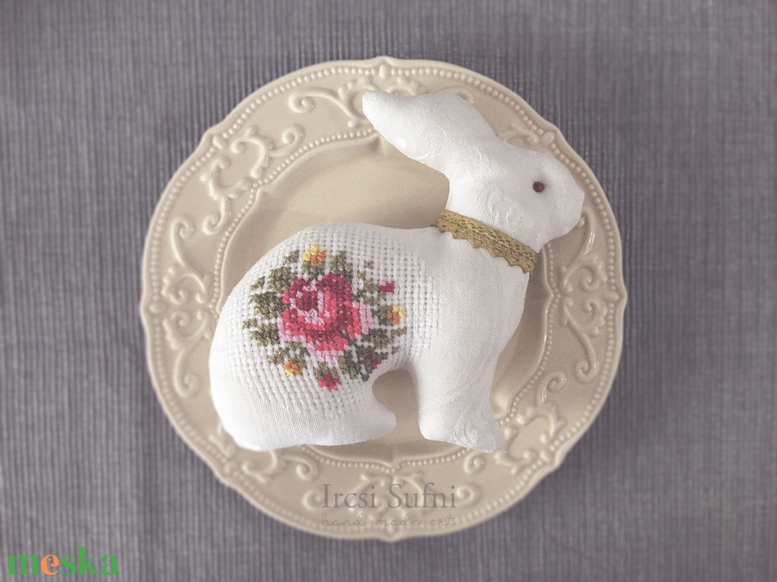 Hímzett tavaszi nyuszi - zöld nyakdísszel - otthon & életmód - dekoráció - dísztárgy - Meska.hu Hímzett tavaszi nyuszi - zöld nyakdísszel - otthon & életmód - dekoráció - dísztárgy - Meska.hu