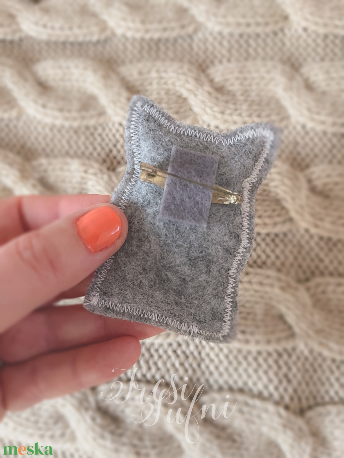 Róka Úr kitűző - ékszer - kitűző és bross - kitűző - Meska.hu Róka Úr kitűző - ékszer - kitűző és bross - kitűző - Meska.hu