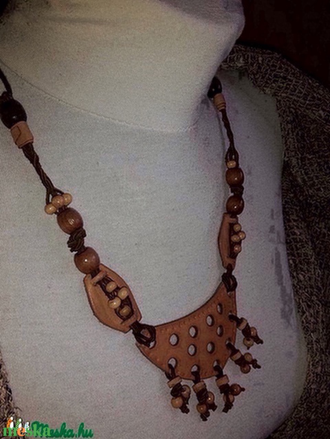Fagyöngyökkel díszített egyedi bőrnyaklánc - ékszer - nyaklánc - statement nyaklánc - Meska.hu