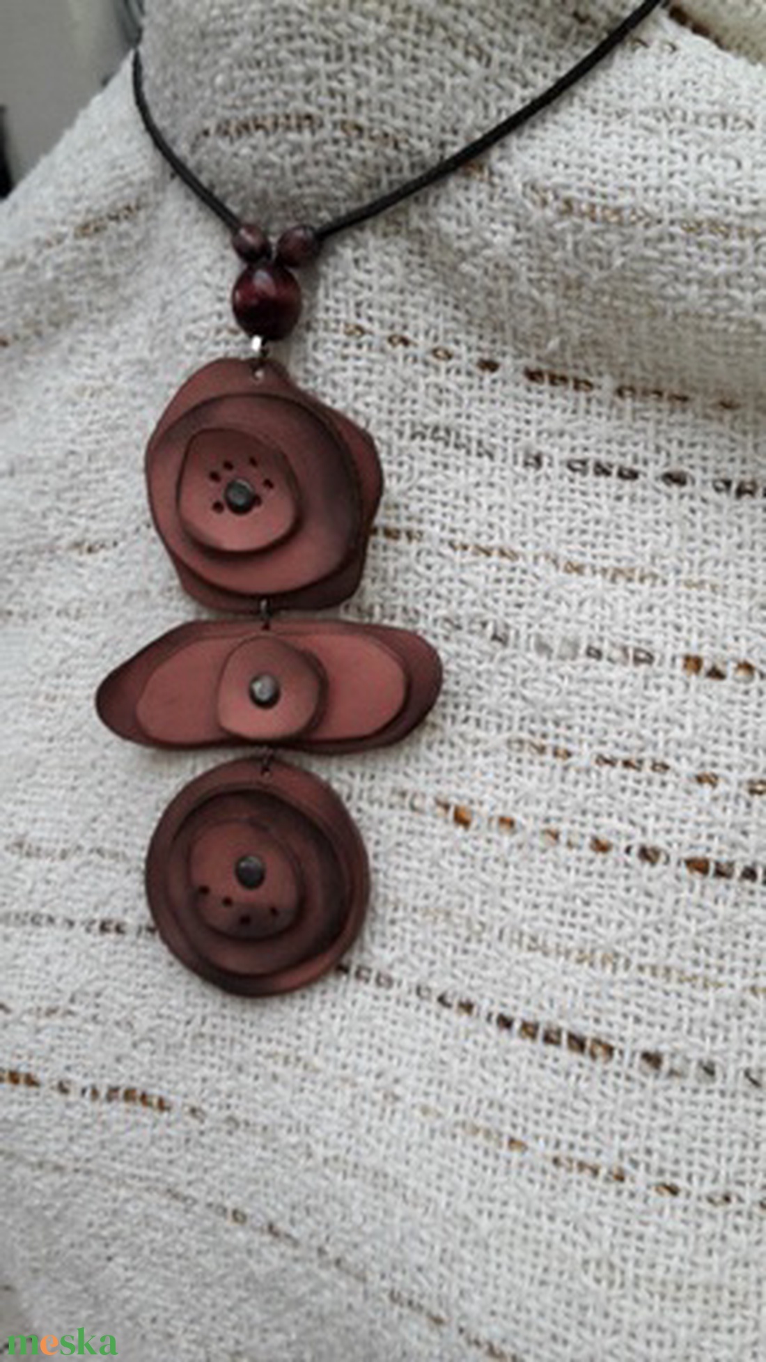 Mályva színű bőrnyaklánc - ékszer - nyaklánc - medálos nyaklánc - Meska.hu