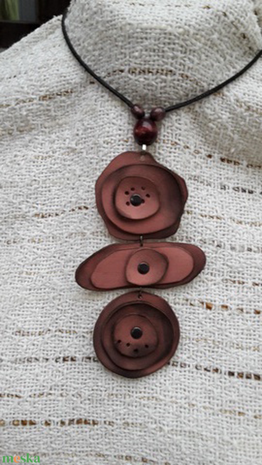 Mályva színű bőrnyaklánc - ékszer - nyaklánc - medálos nyaklánc - Meska.hu