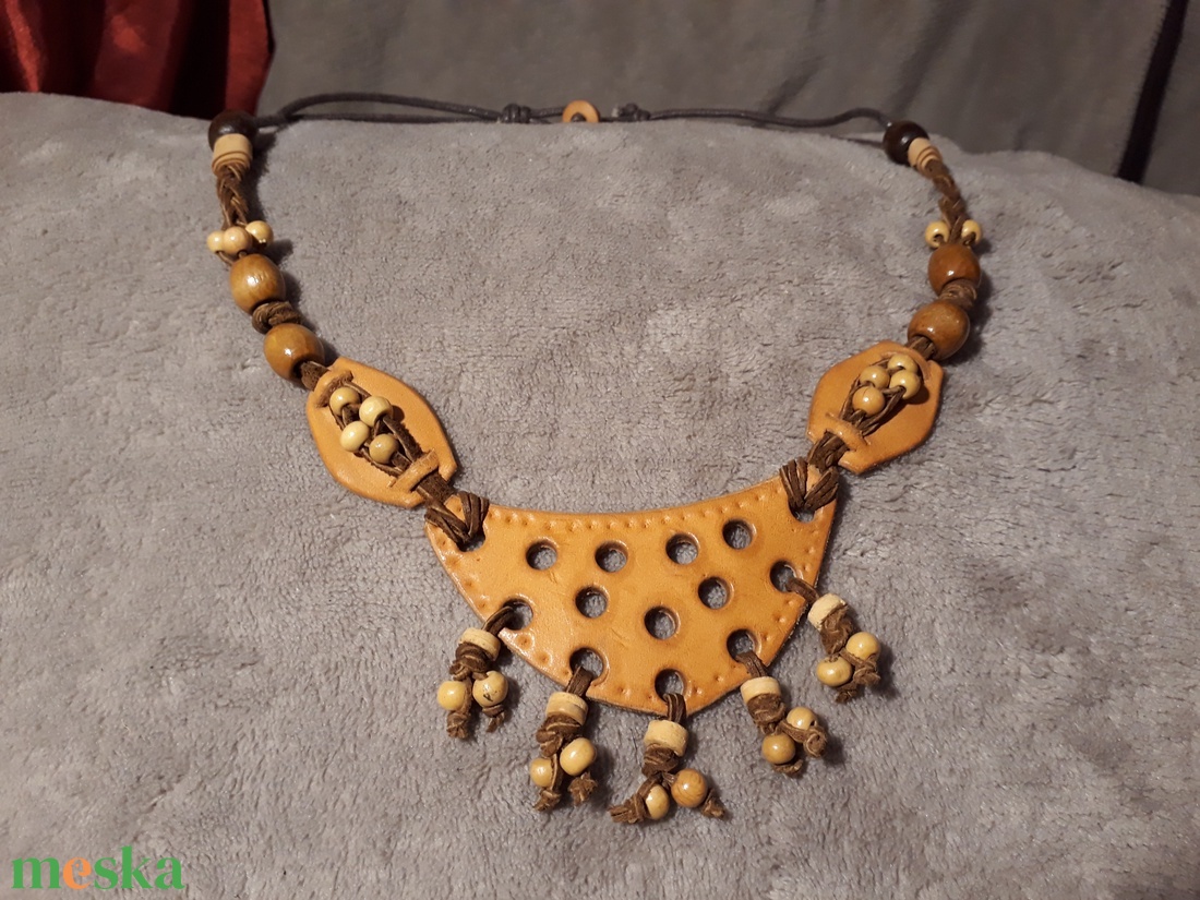 Fagyöngyökkel díszített egyedi bőrnyaklánc - ékszer - nyaklánc - statement nyaklánc - Meska.hu