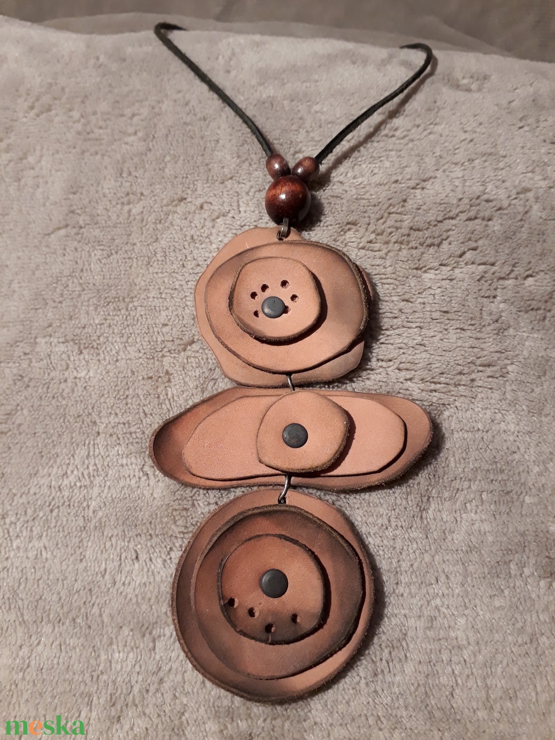 Mályva színű bőrnyaklánc - ékszer - nyaklánc - medálos nyaklánc - Meska.hu