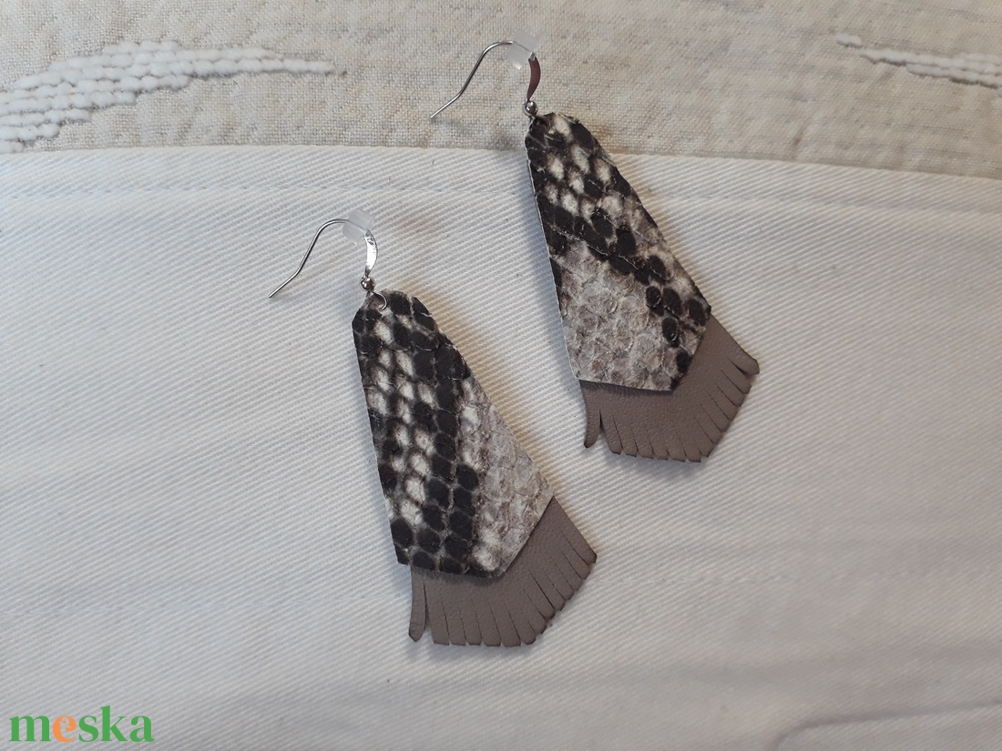 Kígyóbőrmintás bőrfülbevaló platinázott akasztóval - ékszer - fülbevaló - lógó fülbevaló - Meska.hu